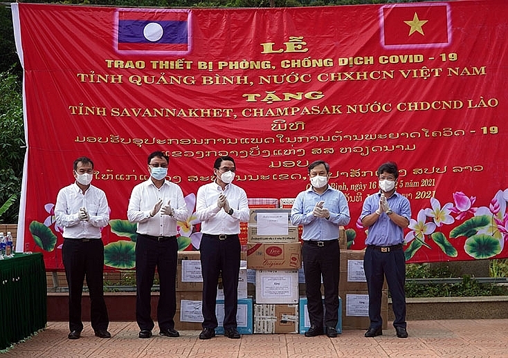 广平省向老挝的沙湾拿吉和占巴塞两省捐赠防疫设备