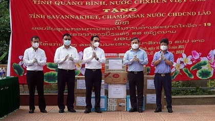 广平省向老挝的沙湾拿吉和占巴塞两省捐赠防疫设备