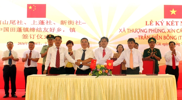 越南苗旺县的山尾社、新街社和上蓬社与中国富宁县的田蓬镇缔结友好乡镇签订协议