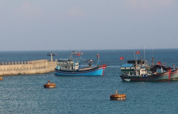宁顺省渔民的渔船进入A西礁船闸补充燃料和冰块（图：越通社）