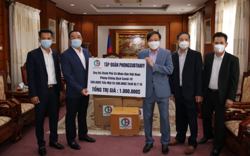老挝彭萨塔维集团向越南驻老挝大使阮霸雄移交善款和医疗物资，支持越南新冠疫情防控基金会