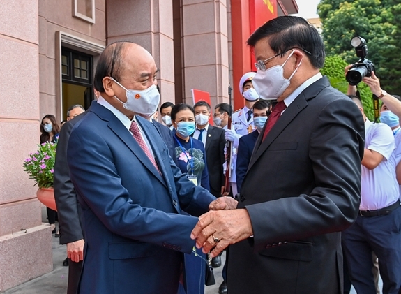 越南国家主席阮春福迎接老挝人民革命党中央总书记、国家主席通伦•西苏里
