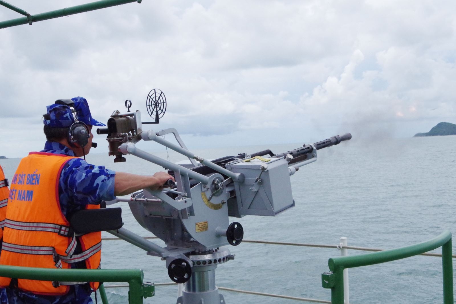 越南海警第一区司令部举行海上火炮射击训练和演习