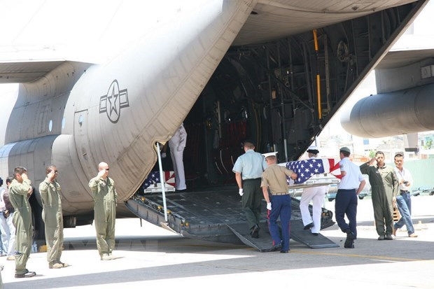 在岘港机场举行的美军遗骸遣返仪式