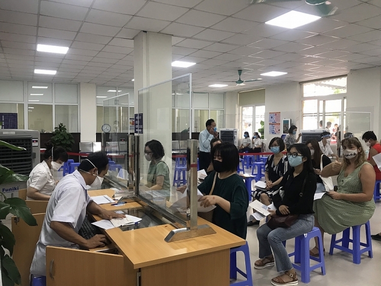 为在越南的1000多名外国非政府组织的工作人员接种新冠疫苗