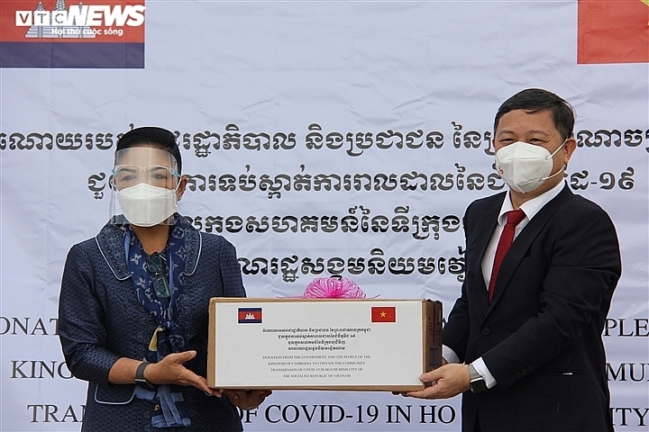 柬埔寨卫生部国务秘书诺宋班（YoukSambath）女士代表柬埔寨皇家政府和人民向胡志明市移交疫情防控医疗物资和设备