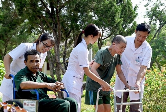 越南各地伤残军人疗养中心用爱心抚平战争之痛