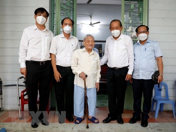 政府常务副总理张和平走访慰问原越南劳动部部长、伤病残军人阮寿珍