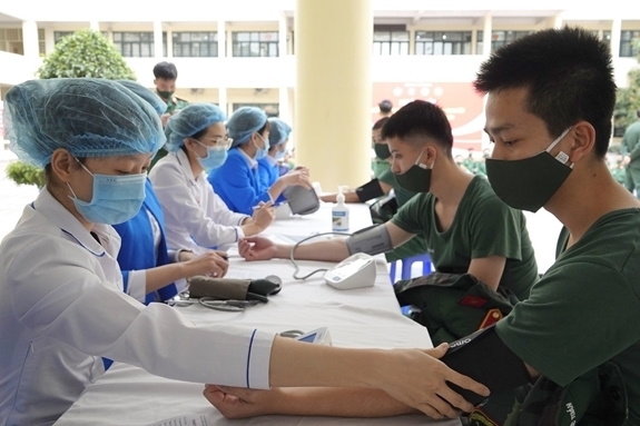 军事技术学院的青年团员献血前在检查身体状况