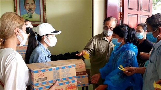 向旅居柬埔寨西哈努克省越南人送上慰问品