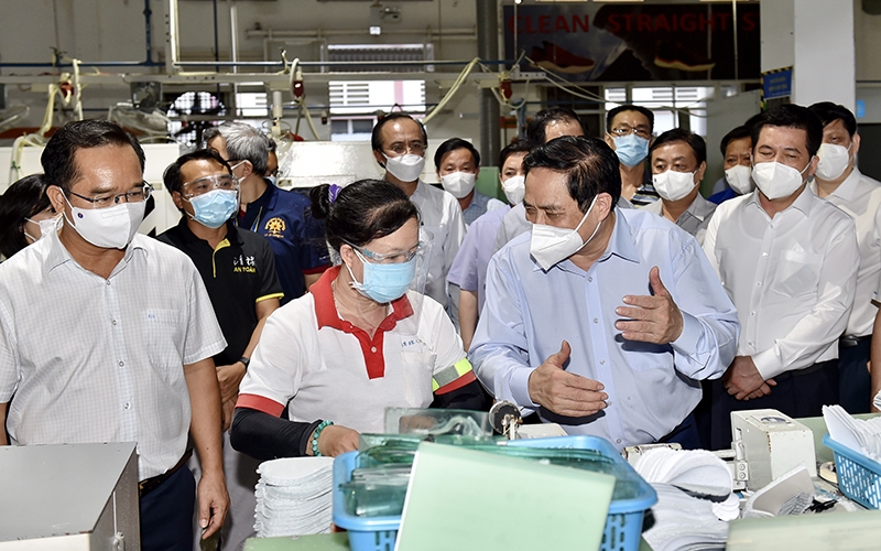 政府总理范明政检查越南分社Ching Luh鞋类生产公司的抗疫工作