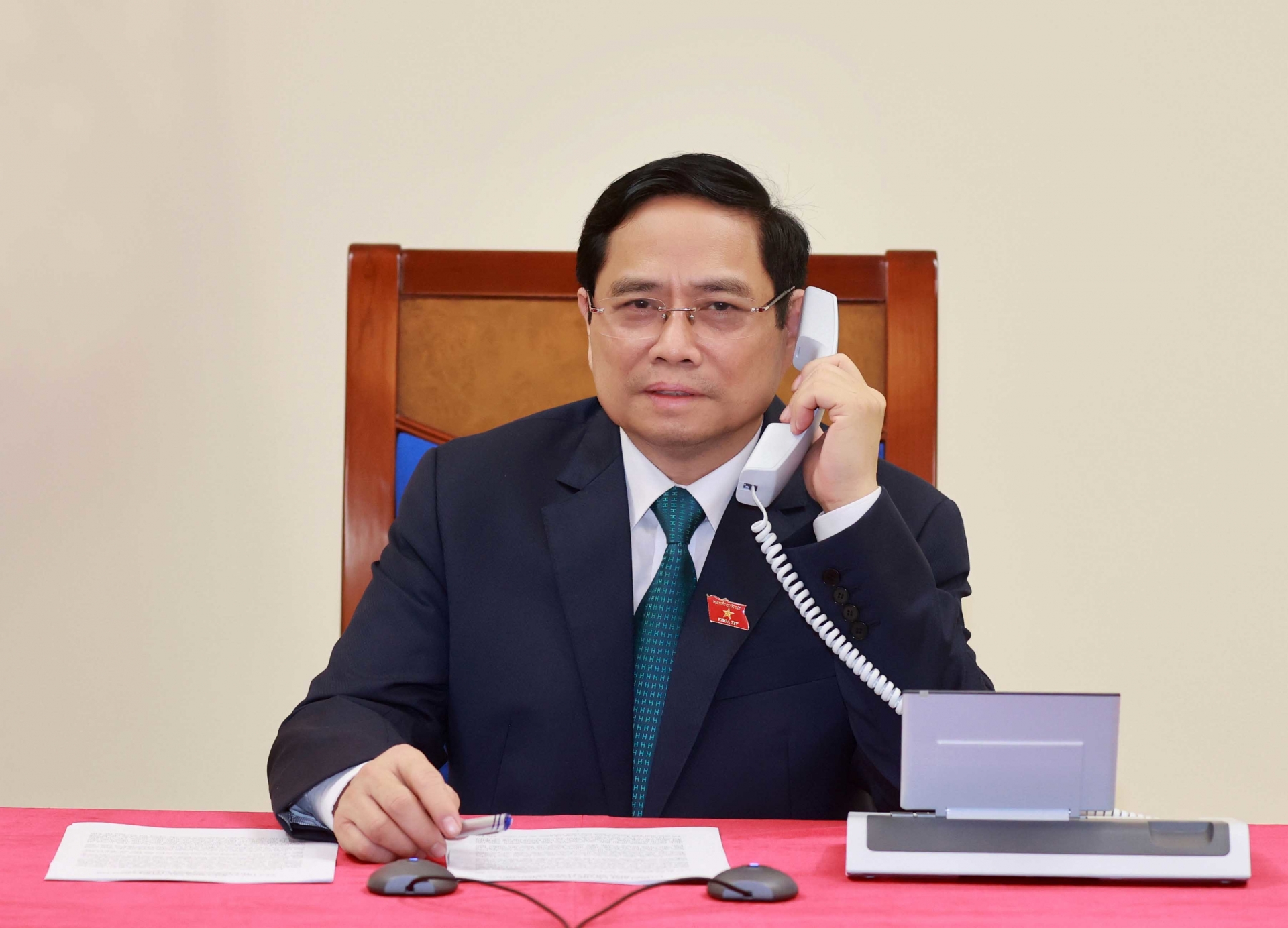 越南政府总理范明正与阿斯利康集团首席执行官兼执行董事帕斯卡·索里奥特（Pascal Soriot）通电话