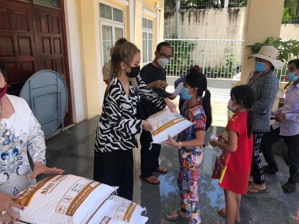 向旅居柬埔寨西哈努克省67 户越裔特困家庭送上慰问品