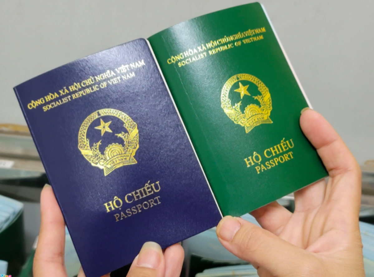 越南新版护照（左）
