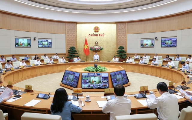 越南政府总理范明政8月3日以线上线下相结合方式主持召开2022年7月政府例行会议