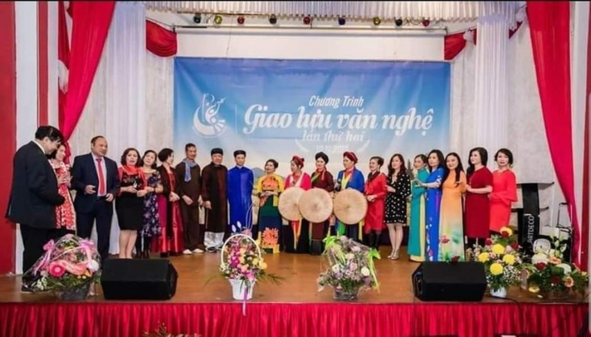 参赛作品可以是越南民歌、老民歌、民风新歌赞美生命，热爱祖国，友情，爱情等；表演形式可以是独唱、二重唱或组合