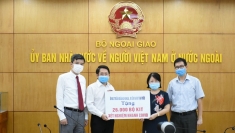 接收在德越侨向国内捐赠的2.6万套新冠病毒快速检测试剂盒