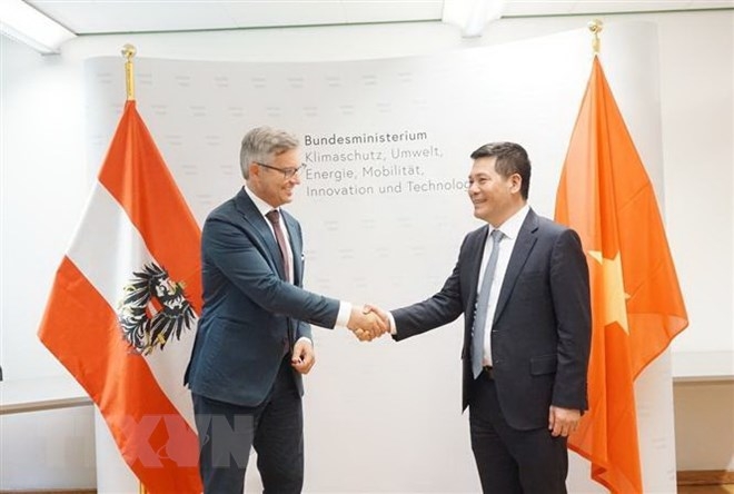 越南工贸部部长阮鸿延（右图）与奥地利应对气候变化、环境、能源、创新和技术部国务卿马格努斯·布鲁纳