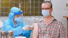 岘港市政府为外国人和侨胞接种新冠疫苗