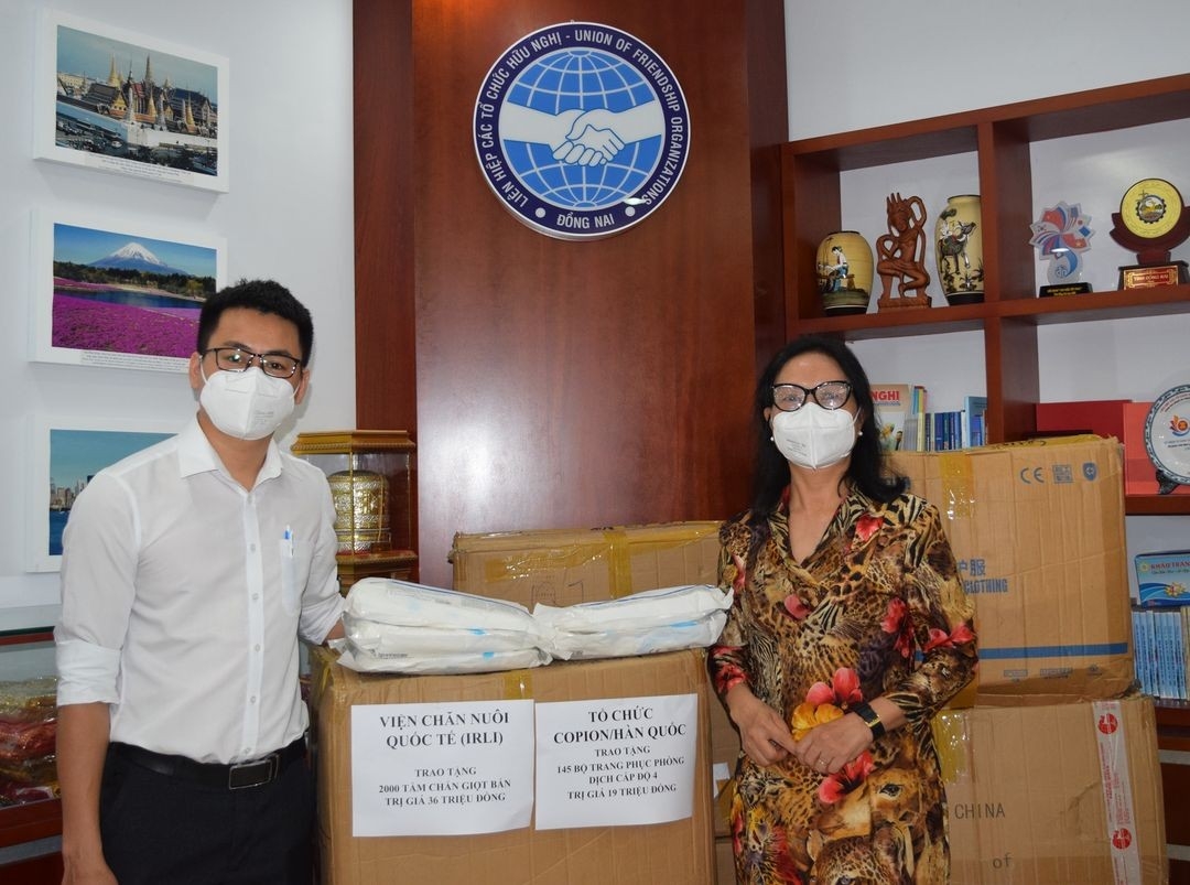 同奈省友好组织联合会副主席裴氏柳（右边）代表 COPION/Korea 和 ILRI/USA 向同奈卫生厅赠送了医疗用品