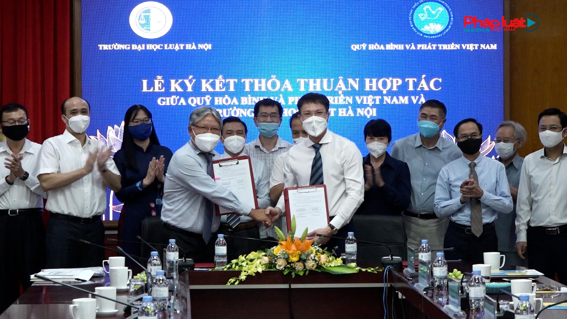 越南和平与发展基金会和河内法律大学代表签署合作协议