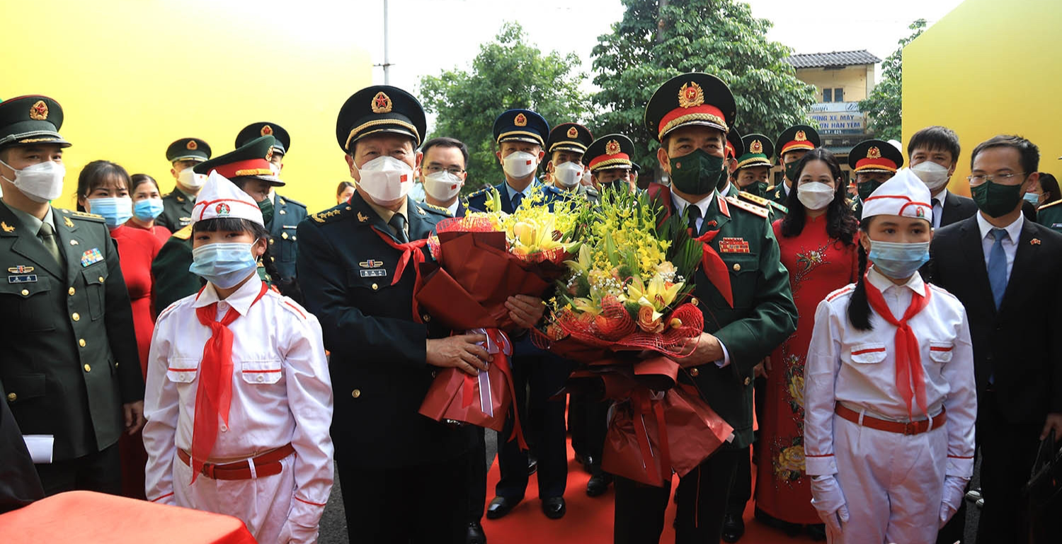 2022年4月，在越中友好防务交流活动框架内，边境地区学生迎接越中两国国防部长。