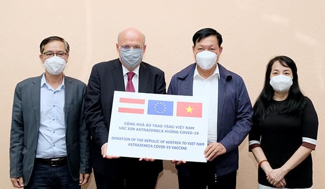 越南卫生部接受由奥地利政府捐赠的5万剂新冠疫苗。图自越通社