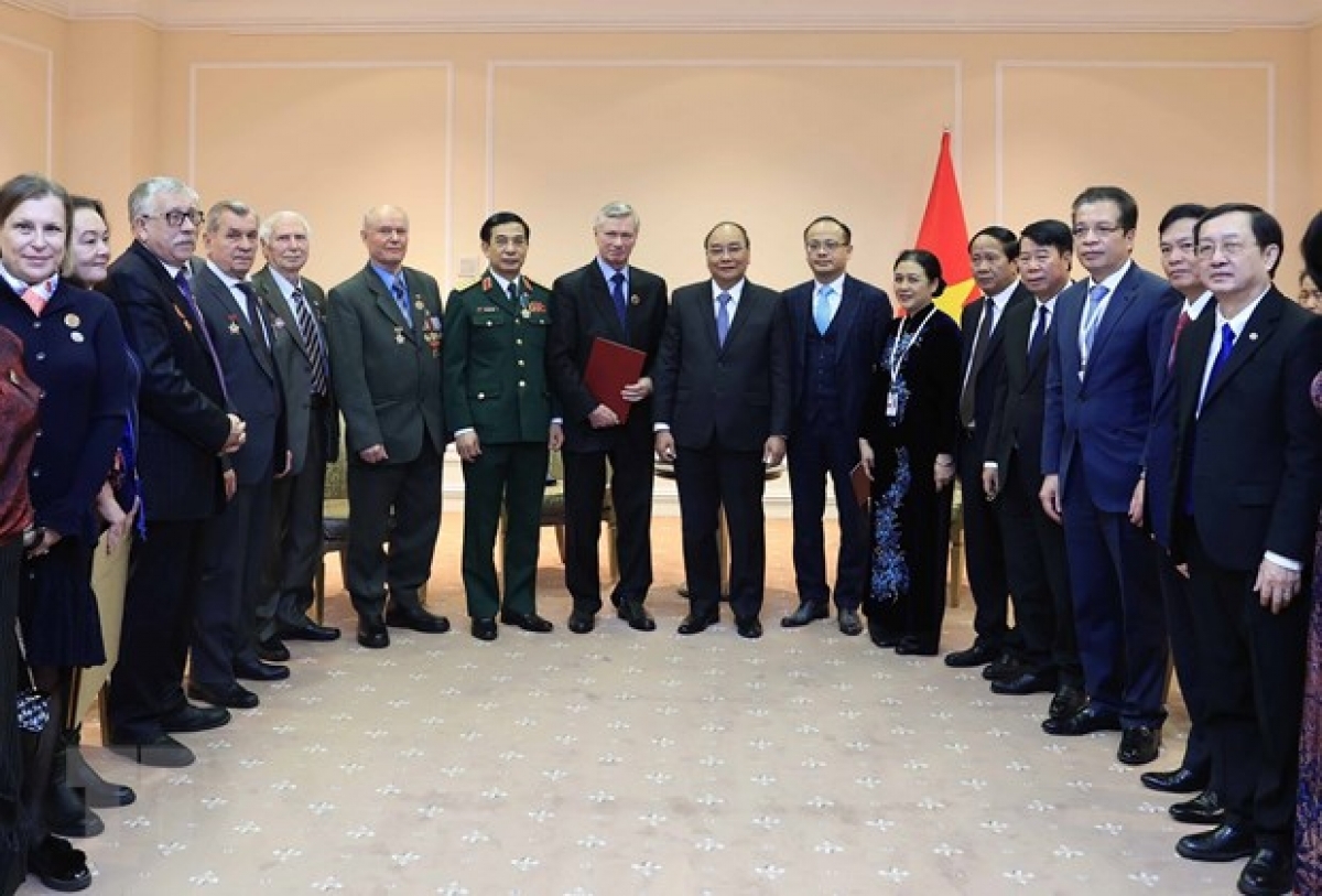 越南国家主席阮春福会见俄越友好协会和俄罗斯援越老军事专家协会代表