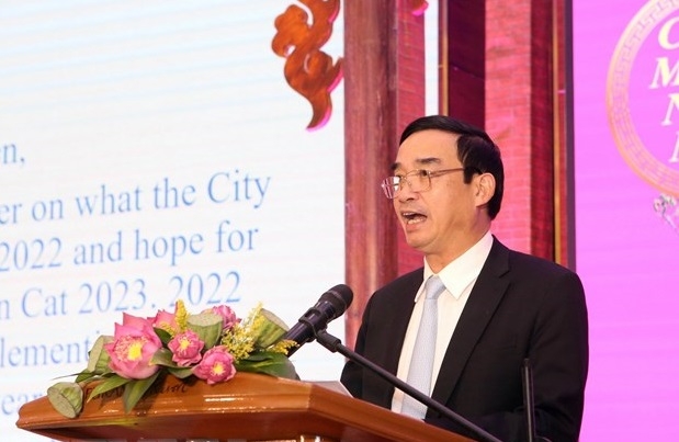 岘港市人民委员会主席黎忠征在见面会上发表讲话。