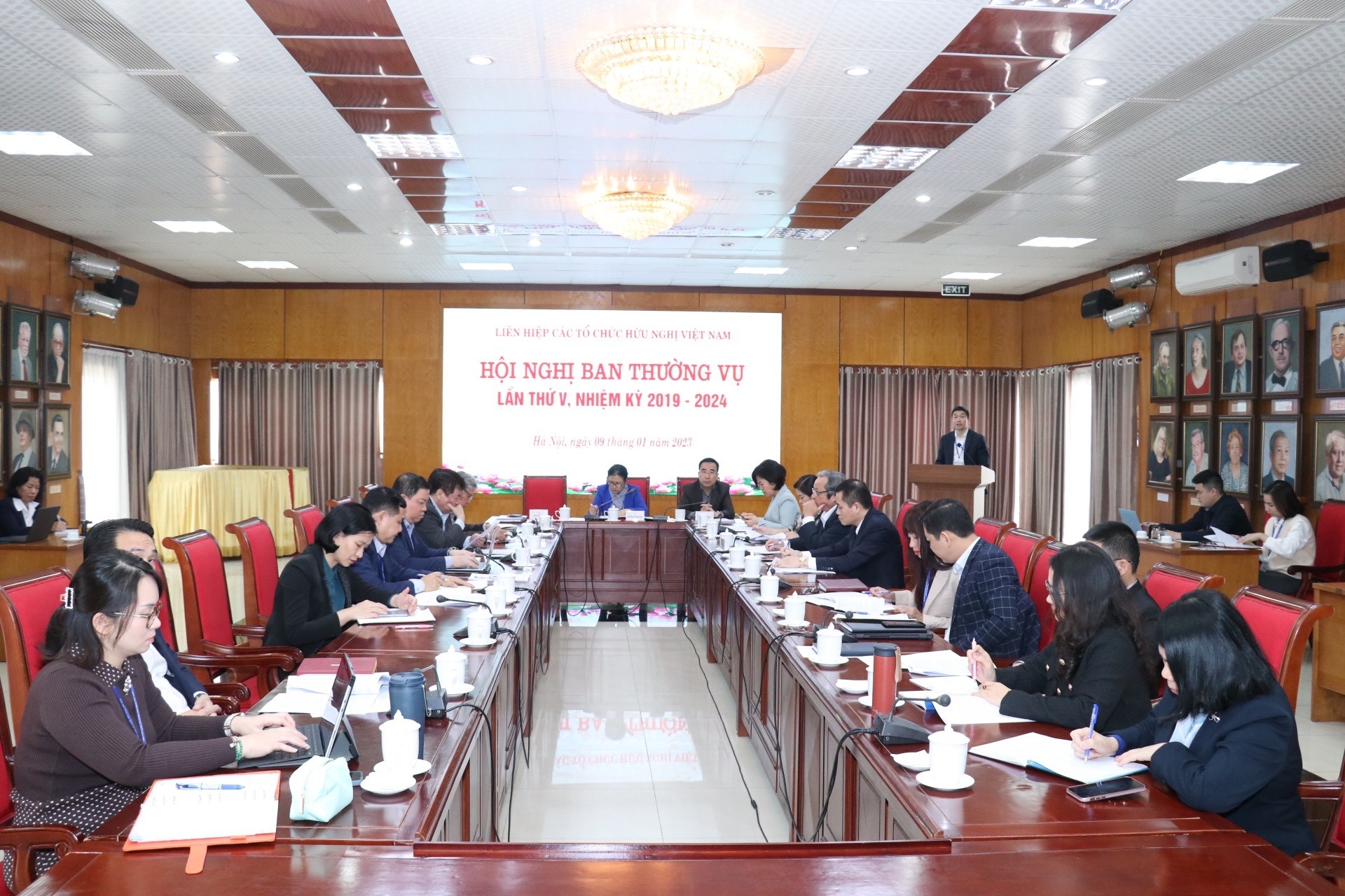 VUFO副主席兼秘书长潘英山在会议上发表VUFO 2022年工作成果及2023年工作方向的报告。（图：秋河）