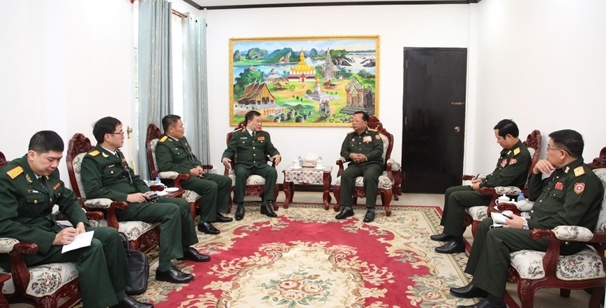 黄春战上将一行礼节性拜会老挝人民革命党中央政治局委员、政府副总理兼国防部长占沙蒙•占雅拉大将。