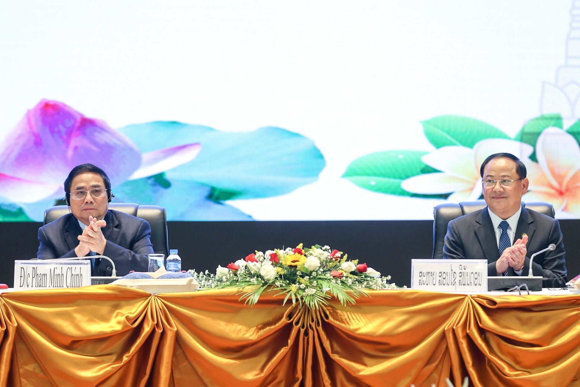 越南政府总理范明政与老挝总理宋赛·西潘敦共同主持会议。