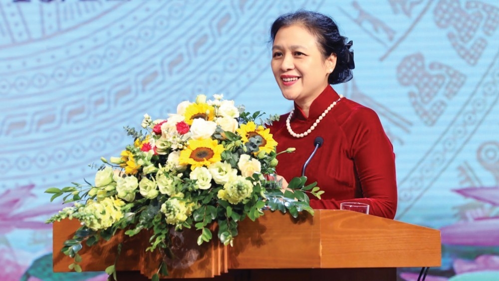 越南友好组织联合会主席阮芳娥大使。