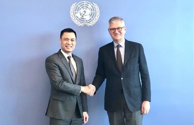 越南常驻联合国代表团团长邓黄江大使会见联合国副秘书长让-皮埃尔·拉克鲁瓦(Jean-Pierre Lacroix)。