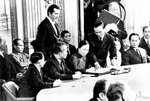 1973年1月27日，越南南方共和国临时革命政府谈判代表团团长、外交部长阮氏平签署了《巴黎协定》。
