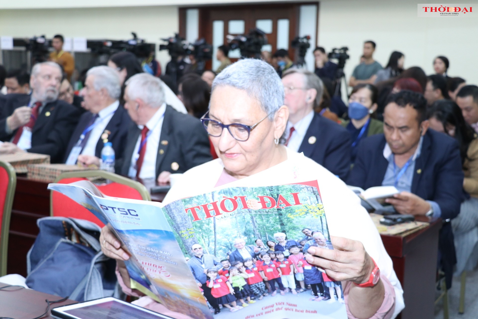 国际民主妇女联合会主席洛雷娜·佩尼亚·门多萨女士阅读了《越南时代》杂志癸卯春节号上的“与越南一起走向和平的世界”的信息。