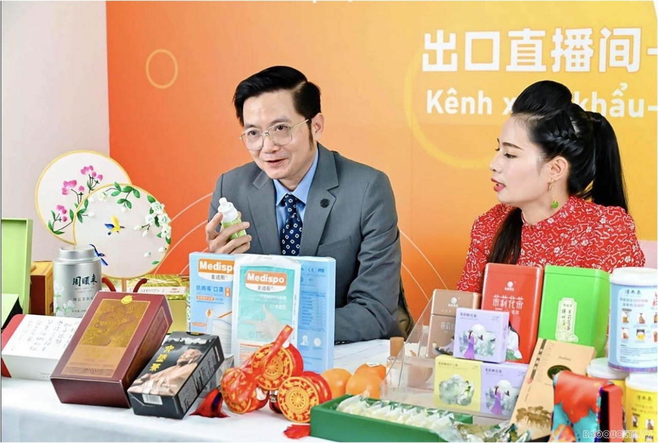 杜南忠总领事现身电视节目，介绍和推广越南优秀产品。