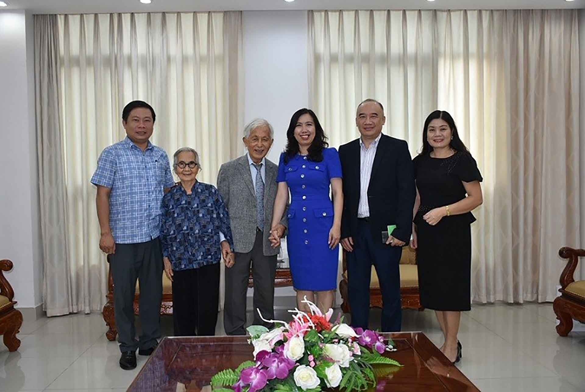 外交部副部长黎氏秋姮在海外越南人国家委员会总部会见陈青云-黎金玉教授夫妇。