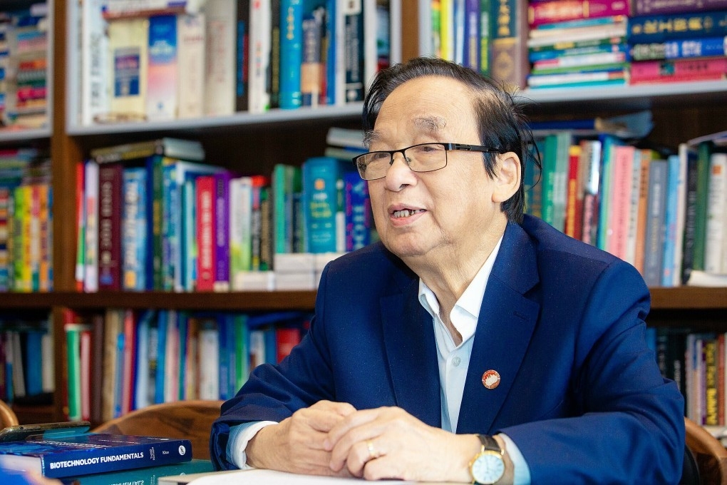 人民教师阮麟勇教授认为，要为海外侨胞投身于家乡、祖国创造条件。