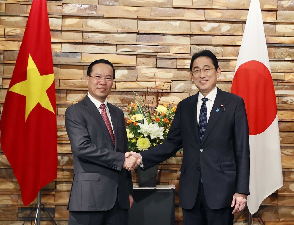 越南政府总理范明正与日本首相岸田文雄。