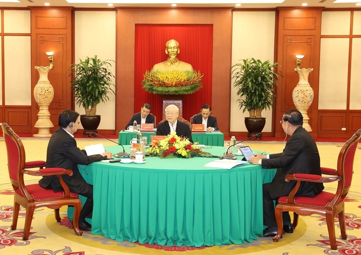 2023年9月6日，越共中央总书记阮富仲、柬埔寨人民党主席洪森和老挝人民革命党中央总书记、老挝国家主席通伦·西苏里在党中央总部出席了越南-柬埔寨-老挝三国高层会晤。