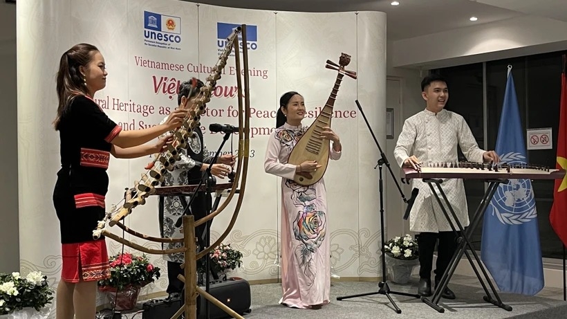 2023年11月6日晚，在巴黎联合国教科文组织总部举行的“越南色彩”推介活动上的越南民族乐器演奏节目。