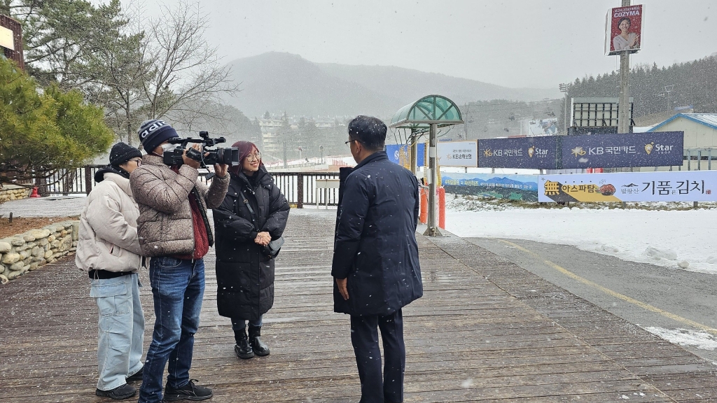 广宁省传媒中心记者2023年12月在韩国进行采访。