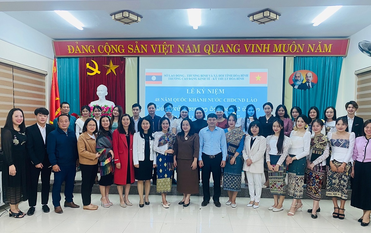 各部门领导在和平经济技术学院祝贺老挝人民民主共和国国庆48周年（1975年12月2日—2023年12月2日）。
