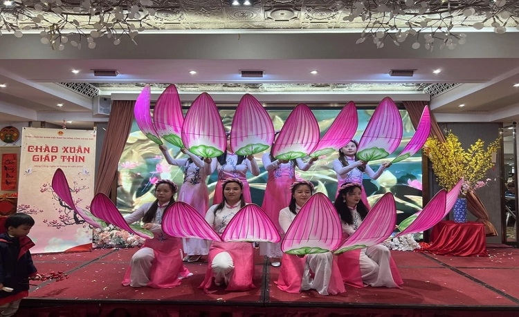 旅居香港越南人在社群春节活动上的“越南莲花之香” 的舞蹈节目。