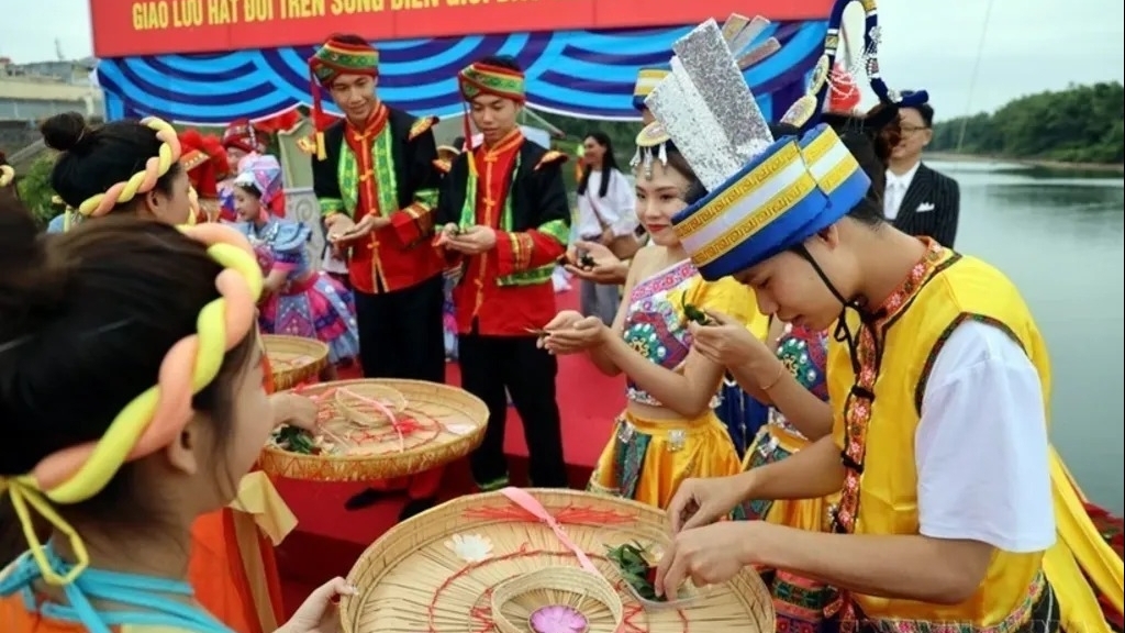 加强越南芒街与中国东兴的传统友好关系