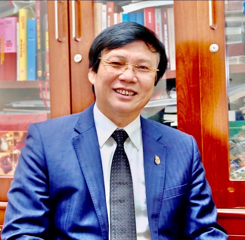 越南—罗马尼亚友好协会主席、越南记者协会前常务副主席胡光利先生。
