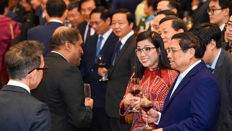 范明政总理和夫人主持各国驻越外交使团招待会。