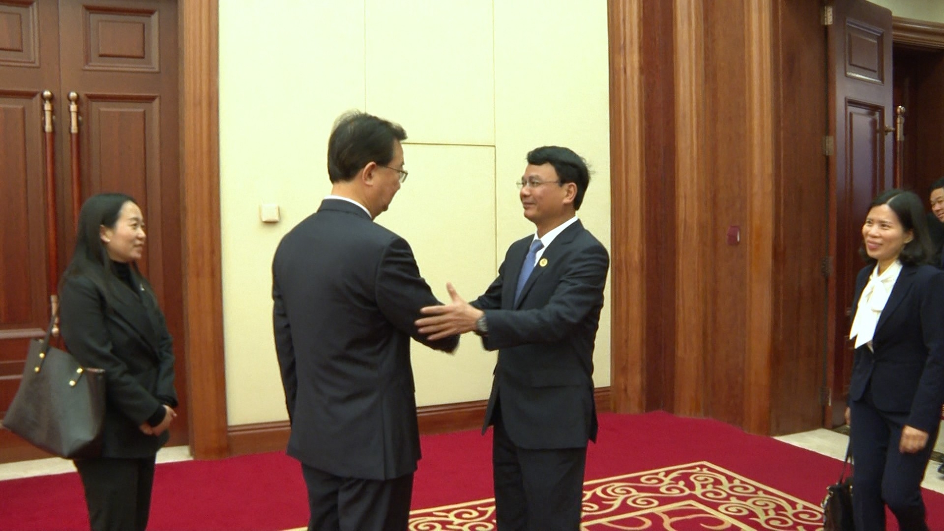 云南省委书记王宁（左）迎接老街省委书记邓春丰。 （图：Laocai.gov.vn）