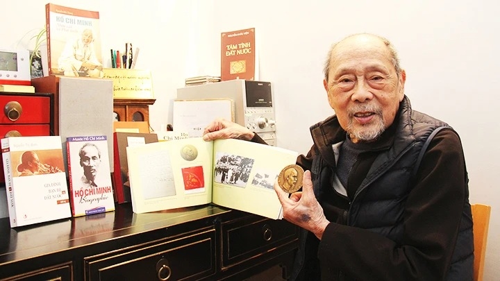阮文本先生自1969年起一直珍重保存胡志明主席徽章。